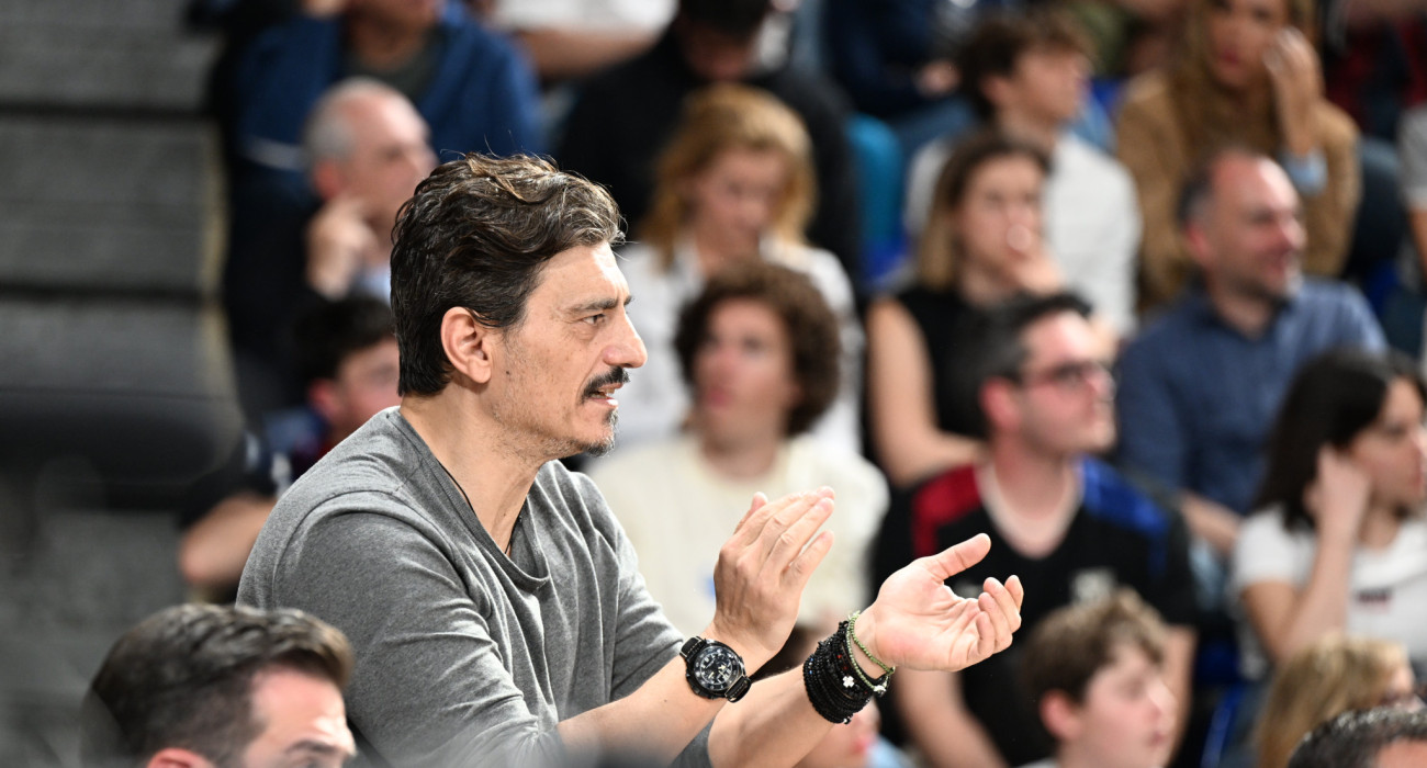 Ο Δημήτρης Γιαννακόπουλος στο πλευρό του Παναθηναϊκού στην κρίσιμη μάχη με τη Μπαρτσελόνα / Πηγή: Vaggelis Stolis