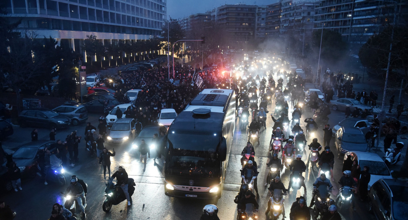 Oι οπαδοί του ΠΑΟΚ συνοδεύουν το πούλμαν της αποστολής/INTIME