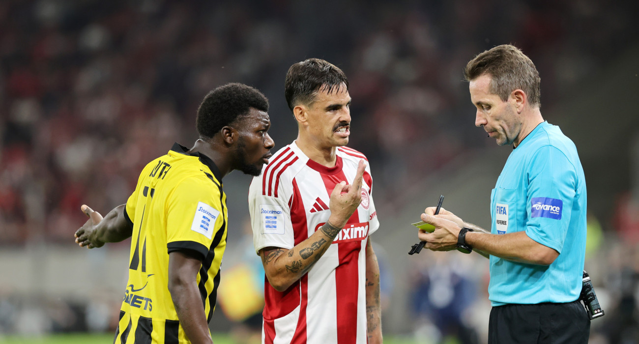 Ο Τομπίας Στίλερ σε αγώνα Ολυμπιακός - ΑΕΚ / Πηγή: Intime