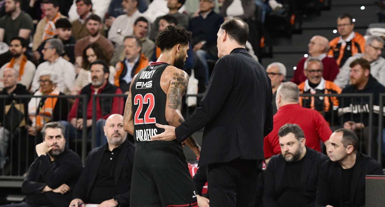 Ο Γιώργος Μπαρτζώκας κάνει τις παρατηρήσεις του στον Τάιλερ Ντόρσεϊ / ΙΝΤΙΜΕ