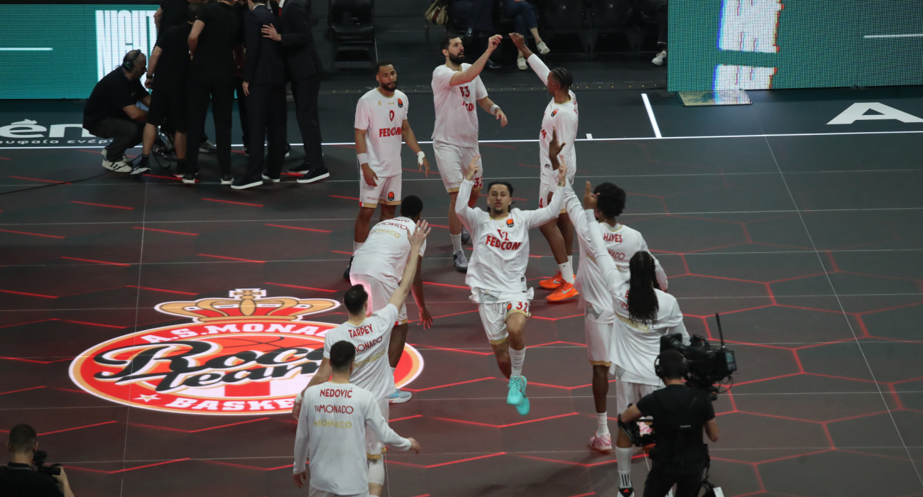 Η RocaTeam παρουσιάζεται μπροστά στον κόσμο του Παναθηναϊκού, στο λαμπερό και εντυπωσιακό glass floor του T-Center / Πηγή: ΙΝΤΙΜΕ