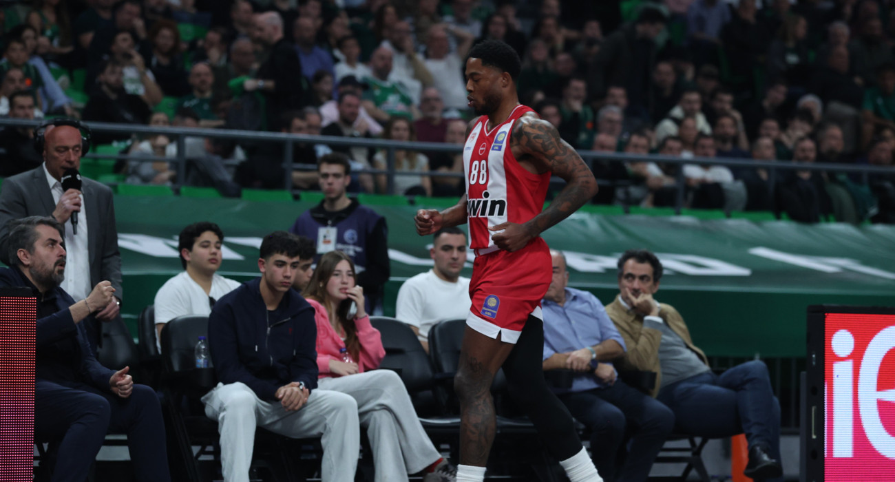 Κουτσαίνοντας ο Ταϊρίκ Τζόουνς αναχωρεί προς τα αποδυτήρια του T-Center, Πηγή: Intime