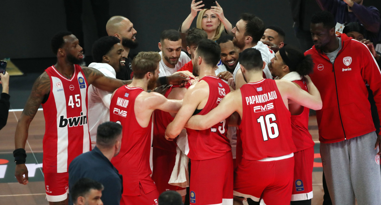 Οι παίκτες του Ολυμπιακού πανηγυρίζουν τη νίκη κόντρα στον Παναθηναϊκό/Πηγή: Intime