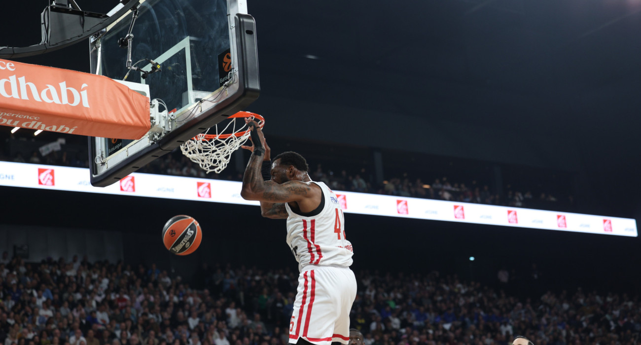 Ο Ντόντα Χολ σε μία από τις πολλές... υψηλές πτήσεις του απέναντι στη Βιλερμπάν / Πηγή: Intime