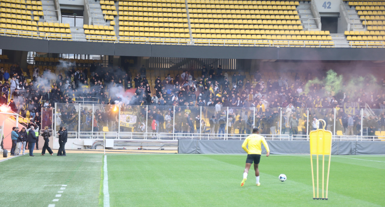 Οι οπαδοί της ΑΕΚ στην προπόνηση της Ένωσης / Πηγή: Intime