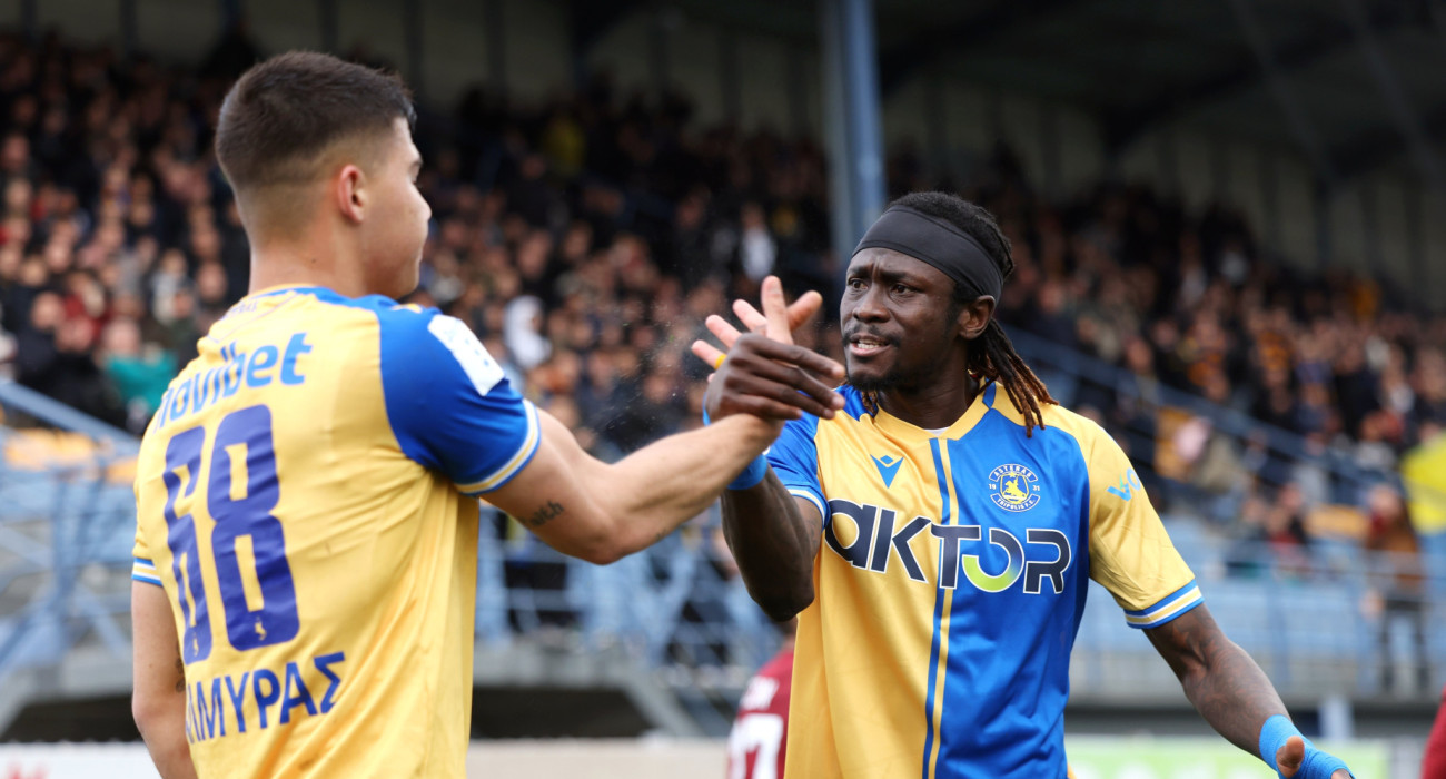 Οι Σιλά, Αλμύρας πανηγυρίζουν τη νίκη του Αστέρα AKTOR απέναντι στην ΑΕΛ Novibet / Πηγή: Intime