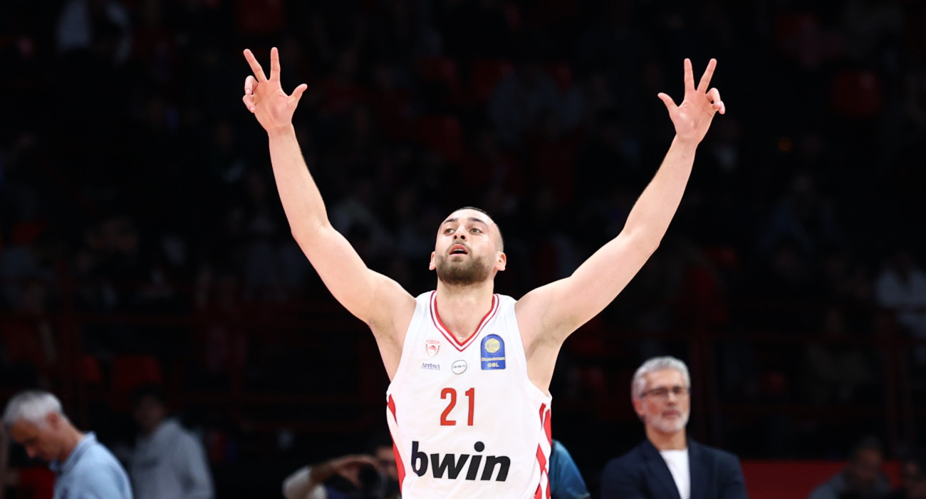 Ο Όμηρος Νετζήπογου με τη φανέλα του Ολυμπιακού, πανηγυρίζει το καλύτερο παιχνίδι του στην ελληνική λίγκα / Eurokinissi