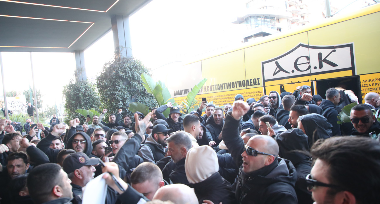 Κόσμος της ΑΕΚ στο ξενοδοχείο / Πηγή: Intime