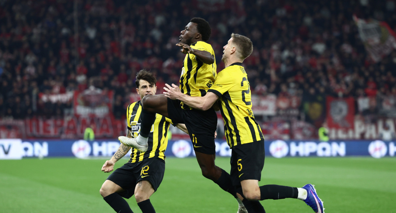 Ο Αμπουμπακαρί Κοϊτά πανηγυρίζει το 1-0 της ΑΕΚ κόντρα στον Ολυμπιακό /  Πηγή: Eurokinissi