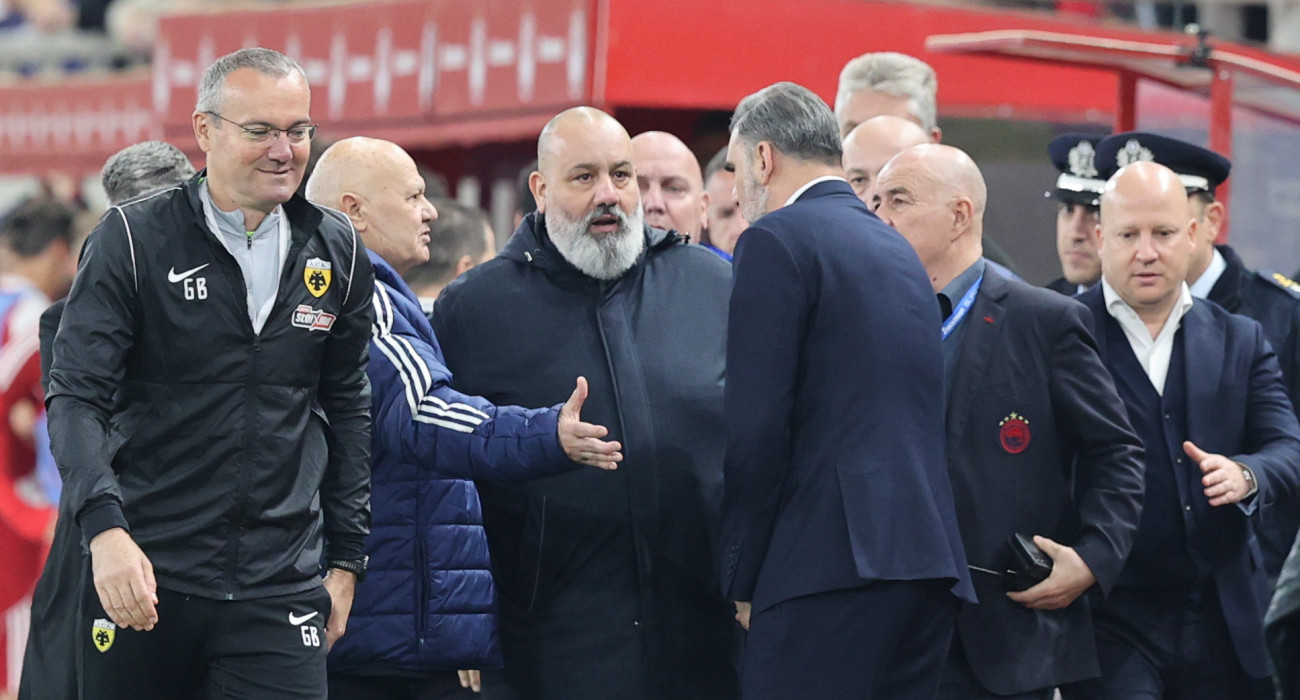 Ένταση πριν το δεύτερο ημίχρονο του Ολυμπιακός-ΑΕΚ / Πηγή: Intime