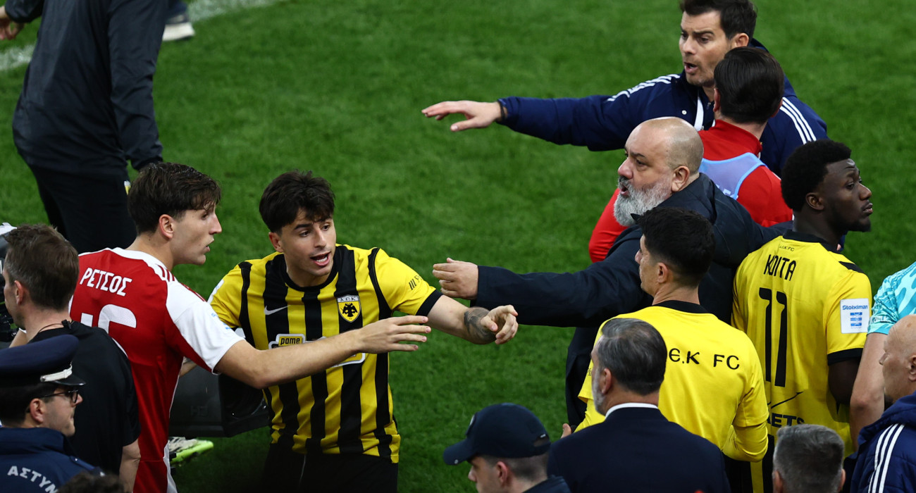 Ένταση πριν το δεύτερο ημίχρονο του Ολυμπιακός-ΑΕΚ / Πηγή: Intime