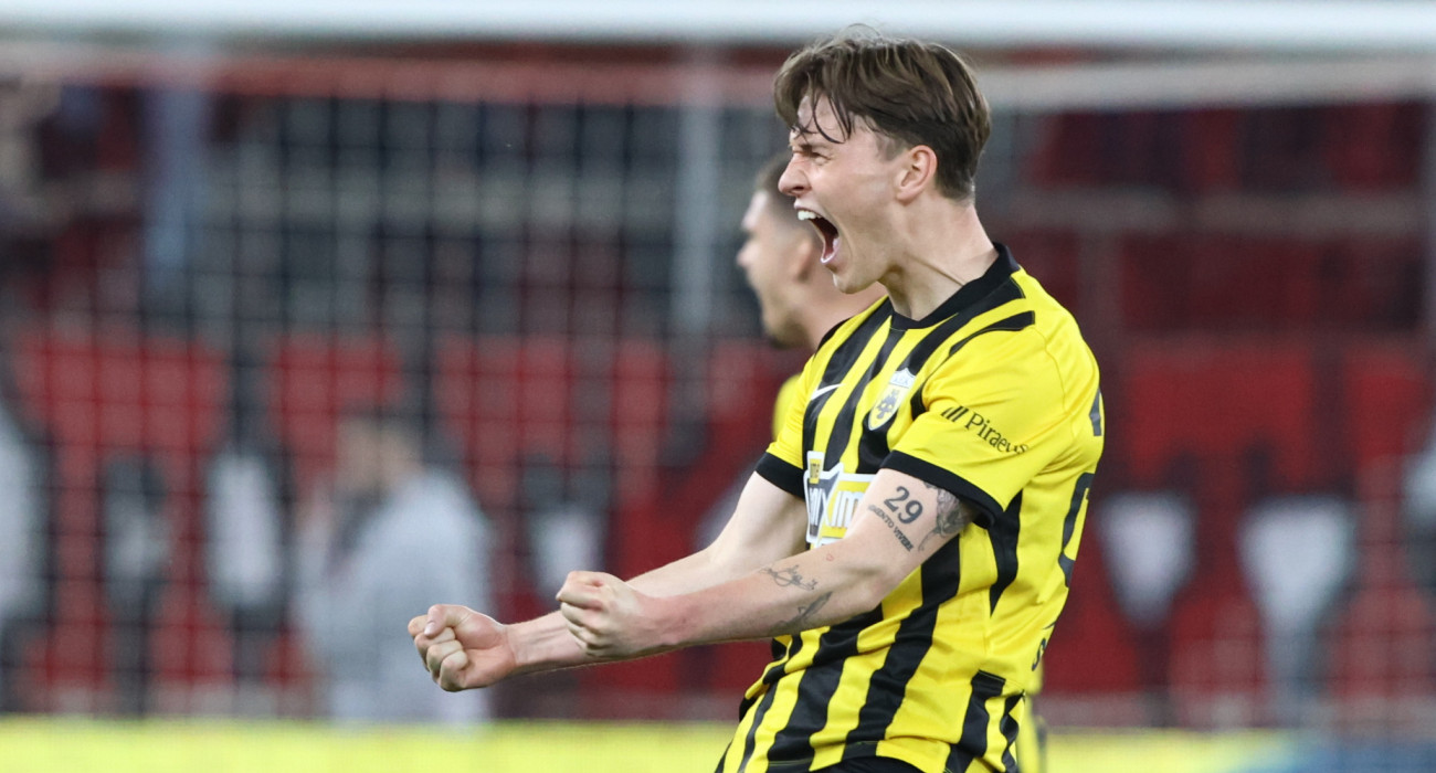 Ο Τζέιμς Πενράις ξεσπάει σε έντονους πανηγυρισμούς μετά τη νίκη της ΑΕΚ / Πηγή: Intime