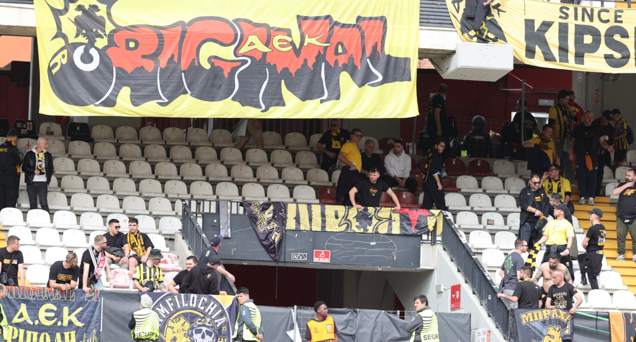 Οι πρώτοι φίλοι της ΑΕΚ στο γήπεδο της Βαγιεκάνο / Πηγή: Intime