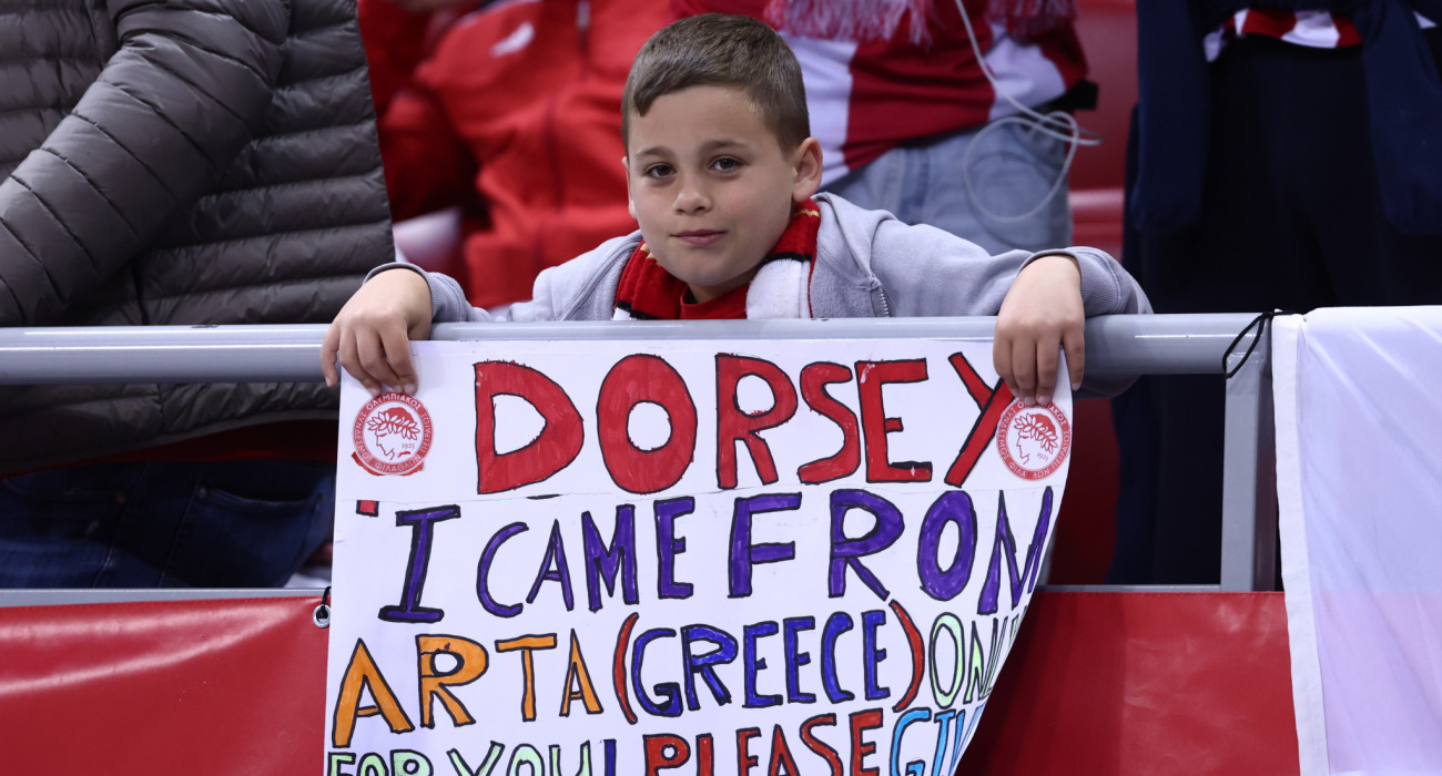 «Τρέλα» για Ντόρσεϊ στη Βουλγαρία: Φίλος του Ολυμπιακού ταξίδεψε από την Άρτα για να τον δει