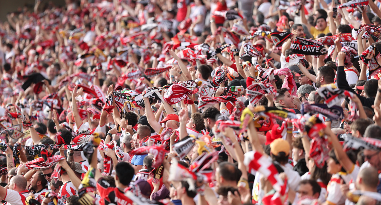 Οπαδοί της Ράγιο Βαγιεκάνο στο ματς με την ΑΕΚ / Πηγή: Intime