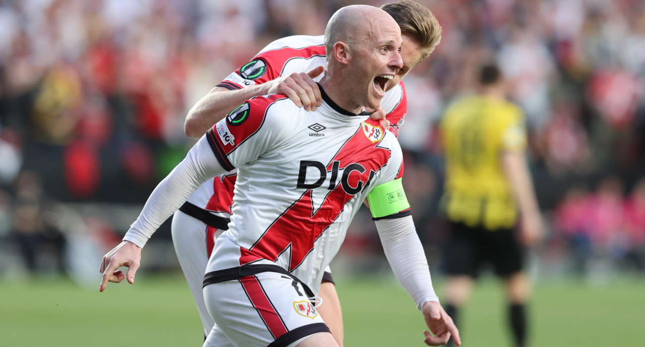 Ο Ίσι Παλαθόν πανηγυρίζει το γκολ του απέναντι στην ΑΕΚ που «σφράγισε» τη νίκη της Ράγιο Βαγιεκάνο / Πηγή: InTime