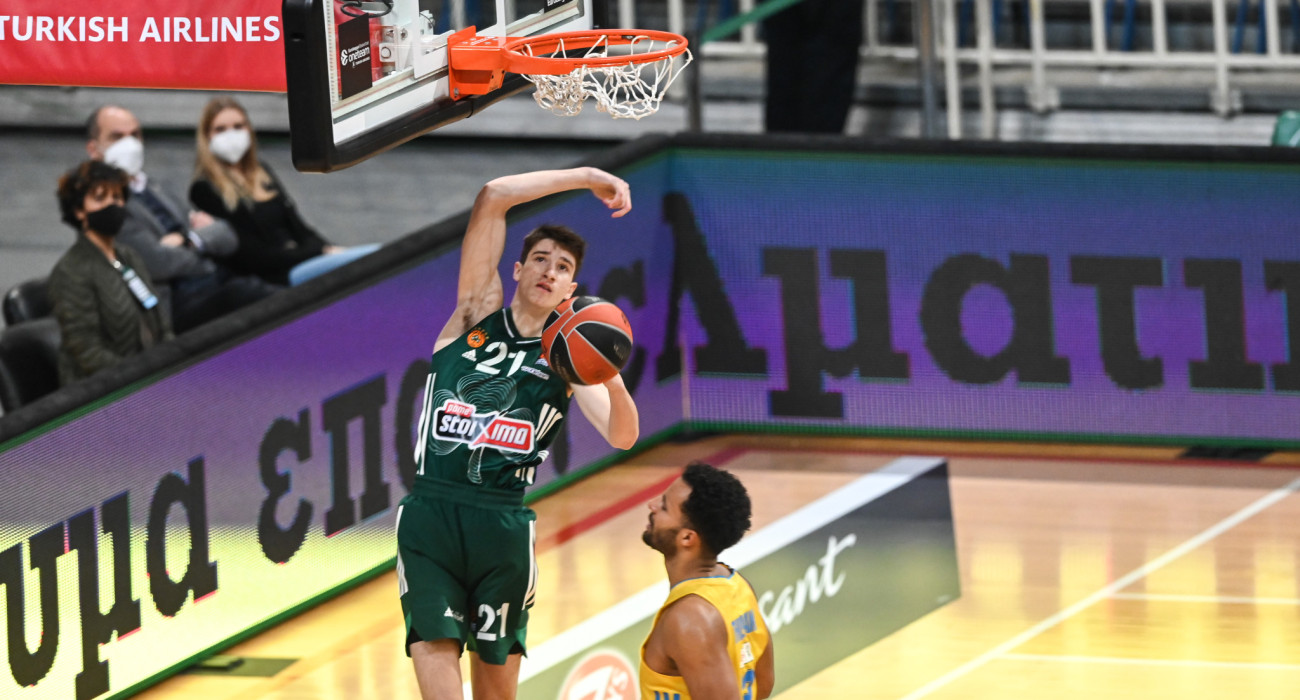 Ο Νεοκλής Αβδάλας, το «διαμάντι» του Παναθηναϊκού, καρφώνει με μανία για τους πρώτους του πόντους στην EuroLeague πίσω στο 2021 / Πηγή: Eurokinissi