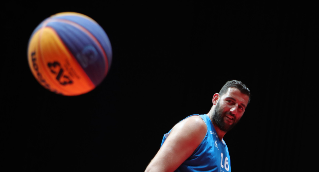 O Γιάννης Μπουρούσης απαντά σε πασχαλινά διλήμματα και σας εύχεται Καλή Ανάσταση! (video)