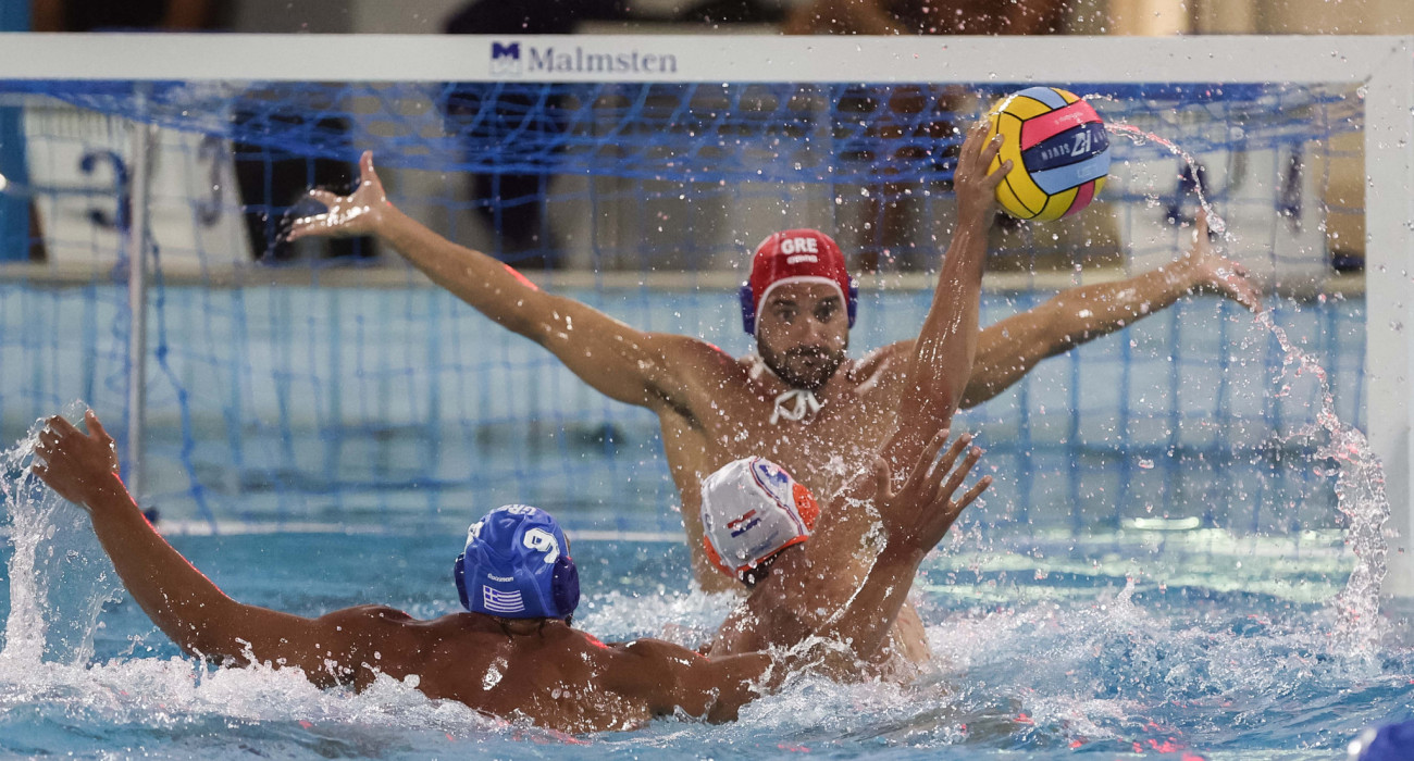 O Μάνος Ζερδεβάς υπερασπίζεται το ελληνικό τέρμα απέναντι στην Ολλανδία / Πηγή: Eurokinissi