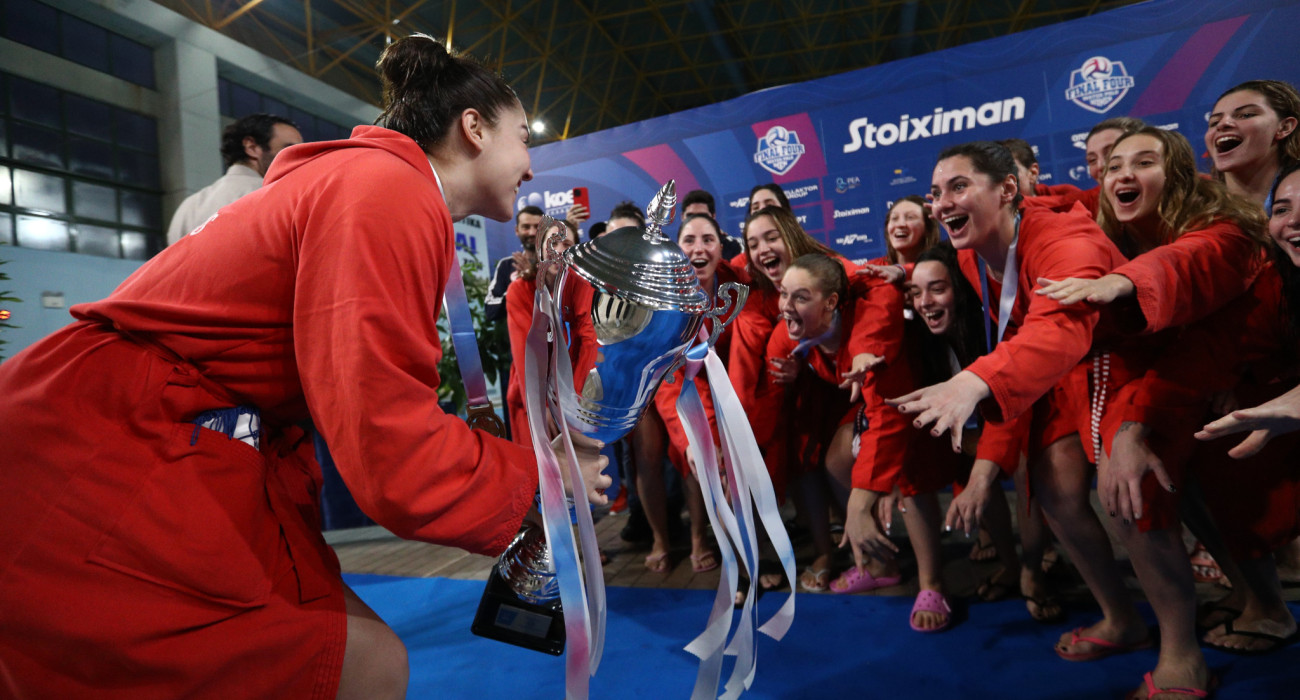 Οι αθλήτριες του Ολυμπιακού σηκώνουν το Κύπελλο του 2025 στον Βόλο / Πηγή: Eurokinissi