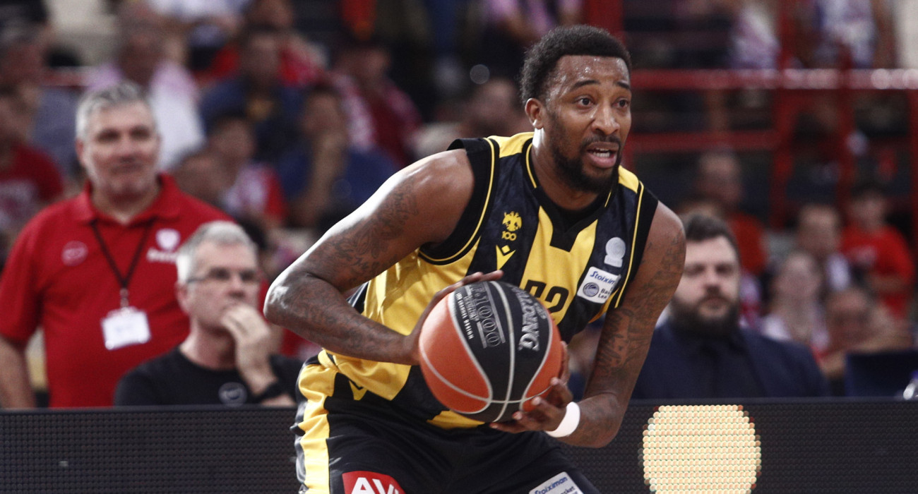 Ο Τζόρνταν ΜακΡέι με τη φανέλα της ΑΕΚ / πηγή: eurokinissi