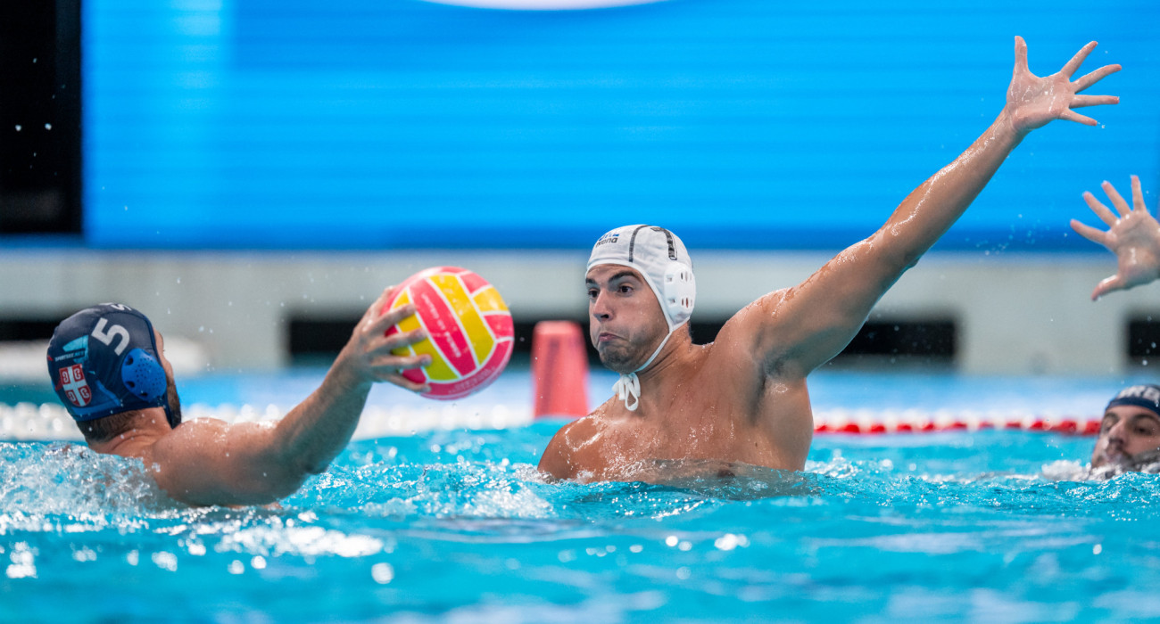 Ο Νίκος Γκίλλας αμύνεται σε επίθεση της Σερβίας / Πηγή: Eurokinissi