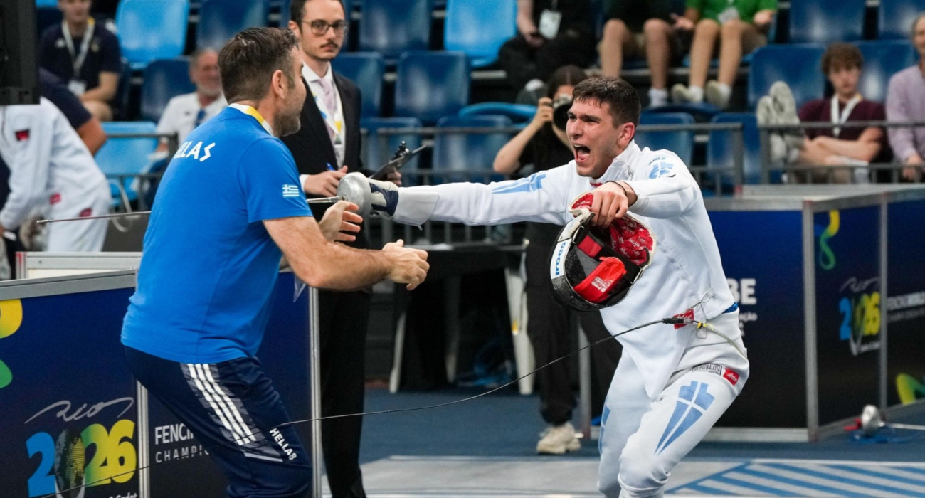 Ο Αρτέμιος Τζοβάνης πανηγυρίζει με τον προπονητή του Γιώργο Πασσά / Πηγή: FIE