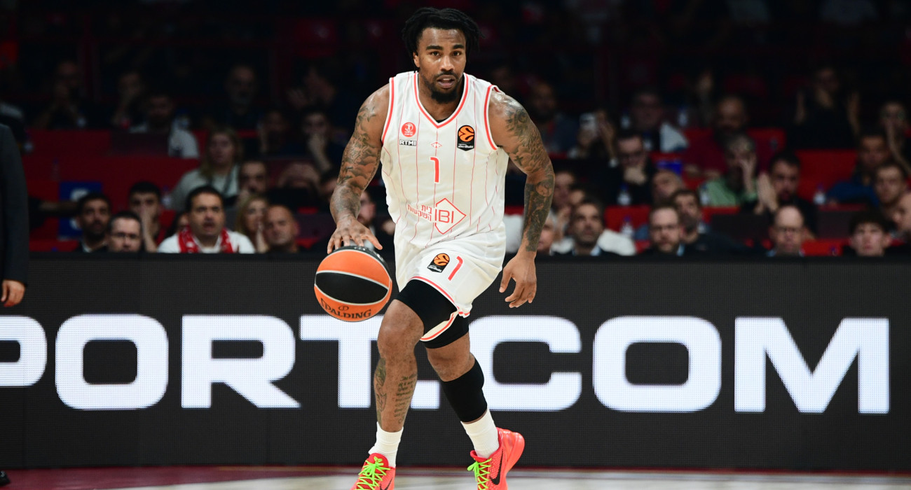 Ο Κρις Τζόουνς με τη φανέλα της Χάποελ Τελ Αβίβ / πηγή: eurokinissi