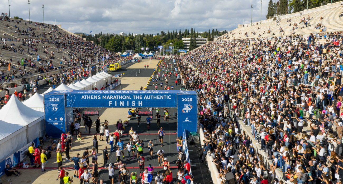 Ο τερματισμός του Αυθεντικού Μαραθωνίου της Αθήνας στο Καλλιμάρμαρο / Πηγή: Eurokinissi