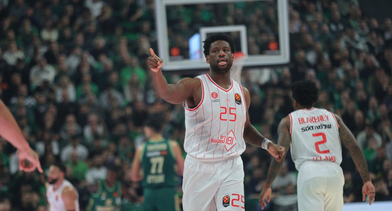 Ο Νταν Οτούρου αγωνίζεται με τη φανέλα της Χάποελ Τελ Αβίβ στο κατάμεστο T-Center / Πηγή: Eurokinissi