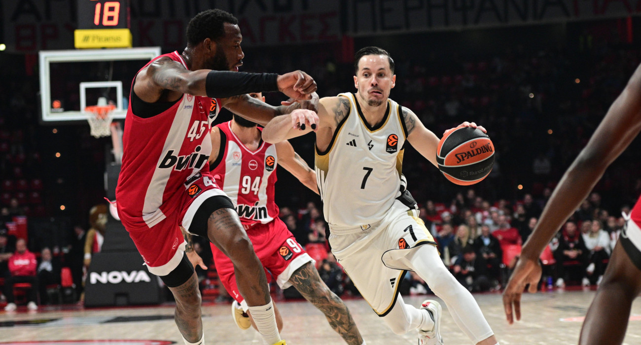 Ο Τόμας Ερτέλ με το Ντόντα Χολ στην μεταξύ τους αναμέτρηση στο ΣΕΦ / πηγή: eurokinissi