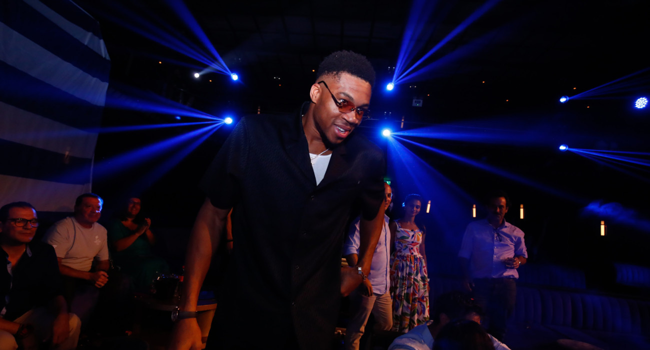 Ο Γιάννης Αντετοκούνμπο είναι επιβλητικός πάνω στο παρκέ, αλλά και μακριά από αυτό / Πηγή: Eurokinissi