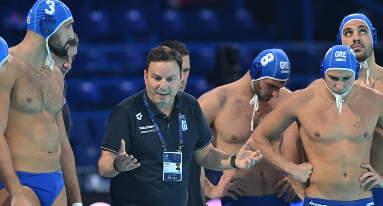 Ο Θοδωρής Βλάχος με τους παίκτες της Εθνικής στο Ευρωπαϊκό του Βελιγραδίου / Πηγή: Eurokinissi