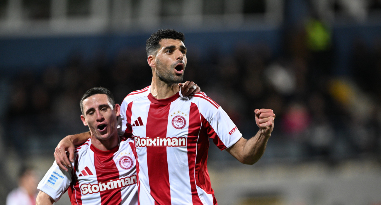 Ο Μέχντι Ταρέμι πανηγυρίζει μαζί με τον Ντάνιελ Ποντένσε / Πηγή: Eurokinissi