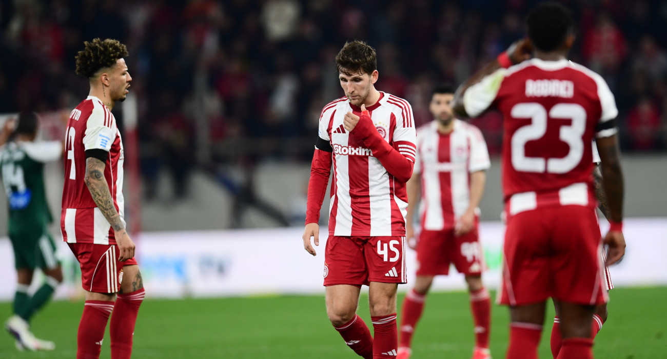 Οι παίκτες του Ολυμπιακού απογοητευμένοι μετά την ήττα από τον Παναθηναϊκό στο «Γ. Καραϊσκάκης» τον περασμένο Φεβρουάριο / Πηγή: Eurokinissi