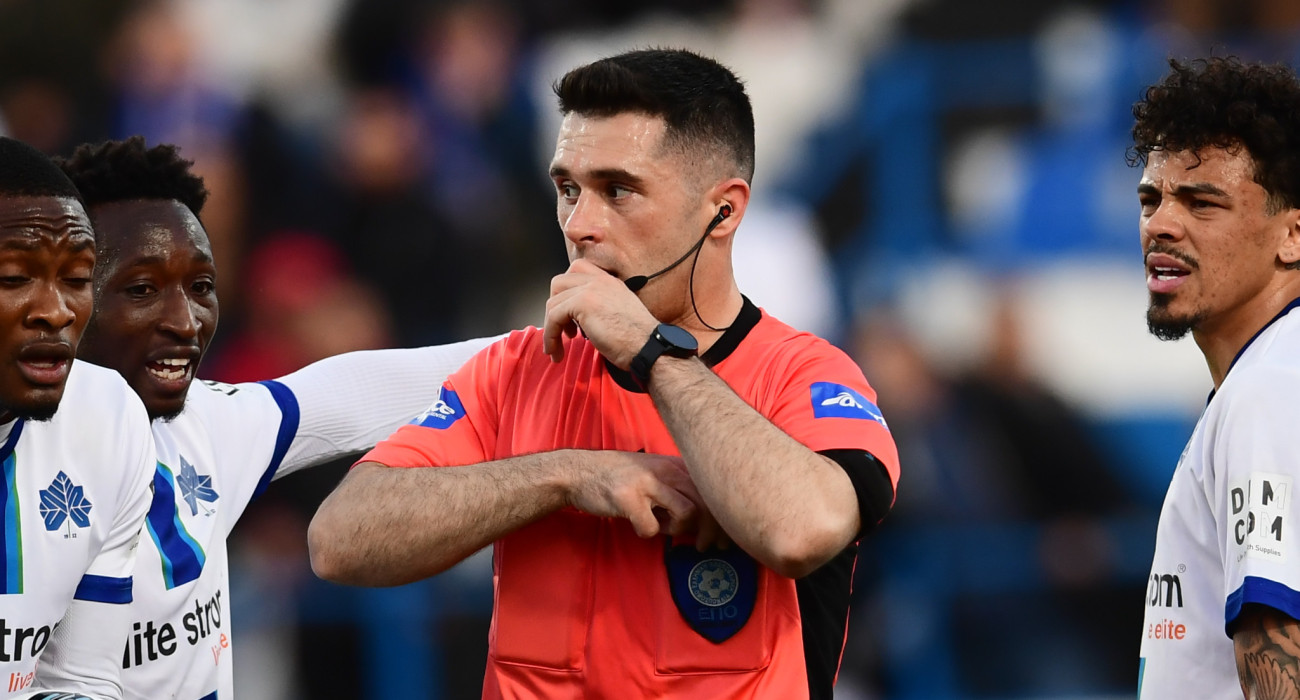 Οι ποδοσφαιριστές της Κηφισιάς διαμαρτύρονται στον διαιτητή Σπυρίδωνα Ζαμπαλά / Πηγή: Eurokinissi