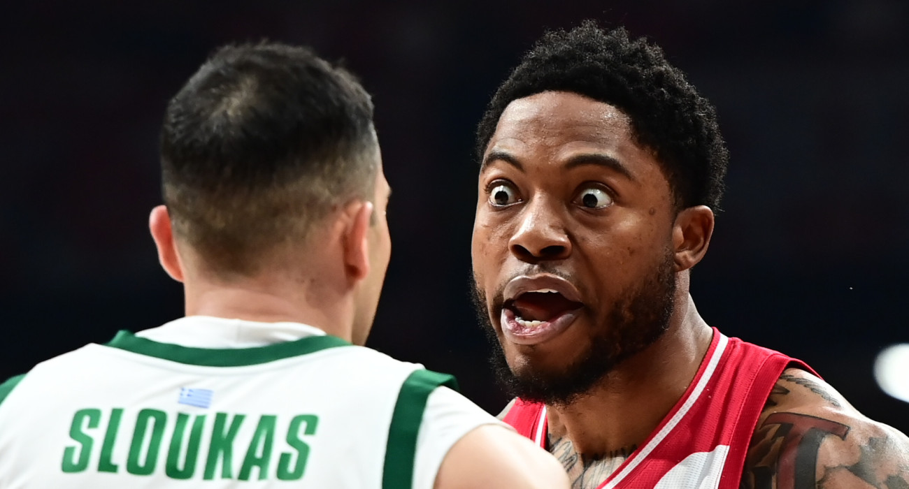 O Ταϊρίκ Τζόουνς αγριοκοιτάει τον Κώστα Σλούκα / Πηγή: Eurokinissi