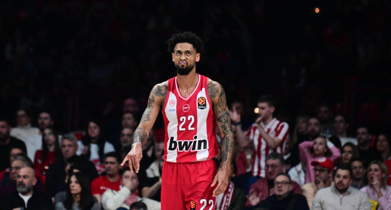 Ο Τάιλερ Ντόρσει με τη φανέλα του Ολυμπιακού / πηγή: eurokinissi