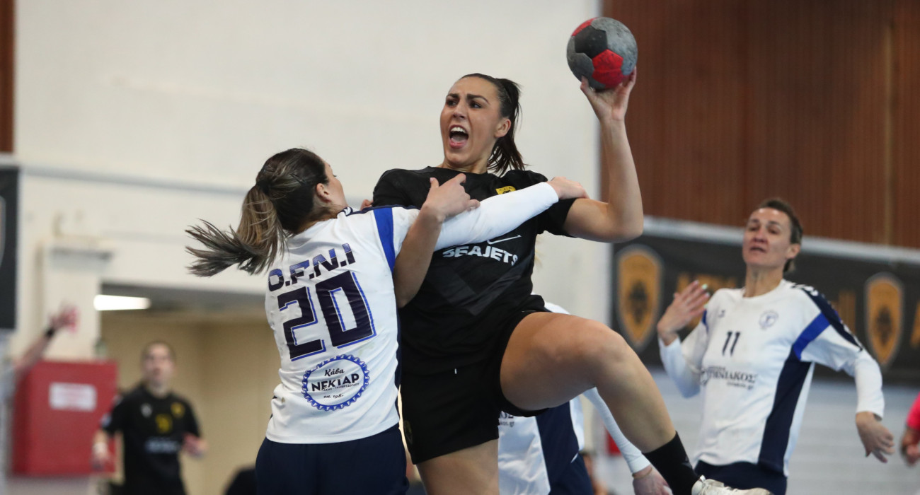 Μάχη σώμα με σώμα στην αναμέτρηση ΑΕΚ - ΟΦΝΙ / Πηγή: Eurokinissi