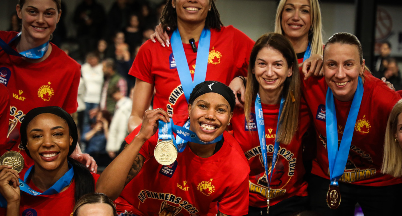 Η ομάδα του Αθηναϊκού με την κούπα του Κυπέλλου Ελλάδας / πηγή: eurokinissi