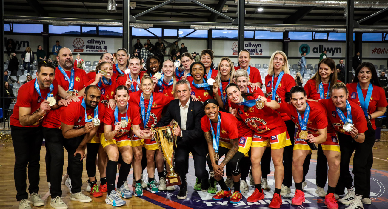 Η ομάδα του Αθηναϊκού με την κούπα του Κυπέλλου Ελλάδας / πηγή: eurokinissi