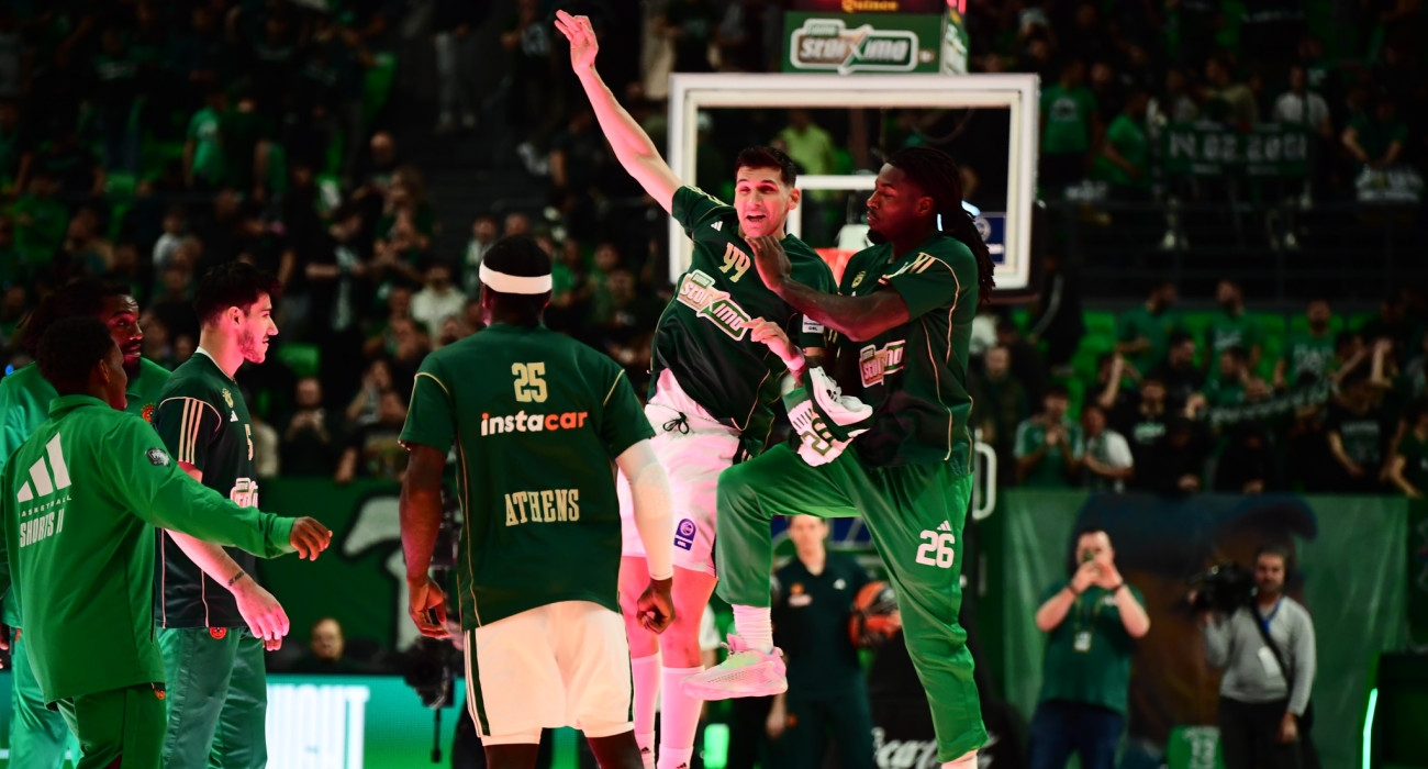 Το τελετουργικό των παικτών του Παναθηναϊκού πριν την έναρξη κάθε εντός έδρας αναμέτρησης / Πηγή: Eurokinissi