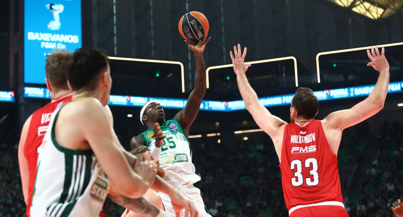 Ο Κέντρικ Ναν σε μία προσπάθεια μπροστά στον Νίκολα Μιλουτίνοφ/Πηγή: Eurokinissi