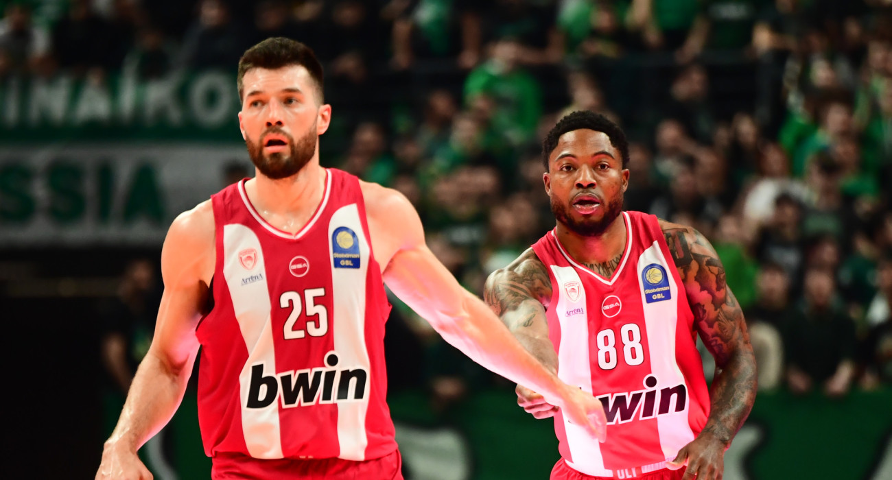 Ο Άλεκ Πίτερς και ο Ταϊρίκ Τζόουνς απέναντι στον Παναθηναϊκό / πηγή: eurokinissi