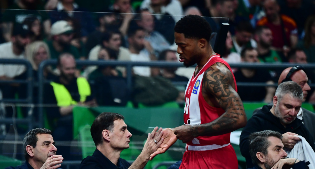 Ο Ταϊρίκ Τζόουνς τη στιγμή που αποχωρεί απ' το παρκέ μετά τον τραυματισμό του στο ματς με τον ΠΑΟ / ΙΝΤΙΜΕ