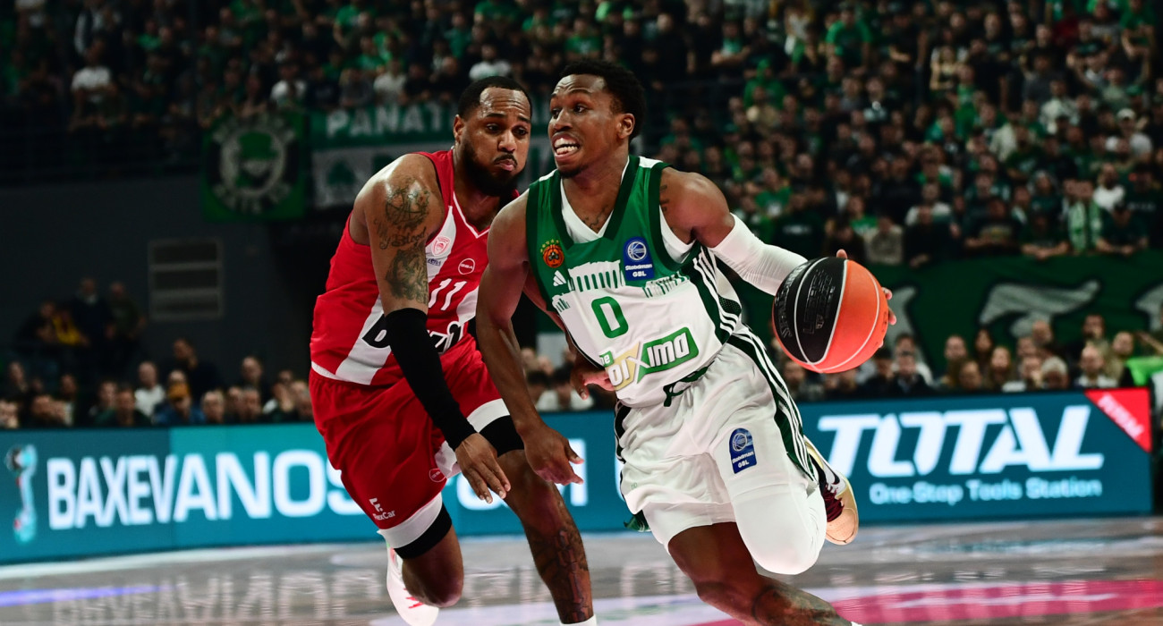 Ο Τι Τζέι Σορτς σε μία προσπάθεια απέναντι στον Μόντε Μόρις στο ντέρμπι του Παναθηναϊκού με τον Ολυμπιακό/Πηγή: Eurokinissi