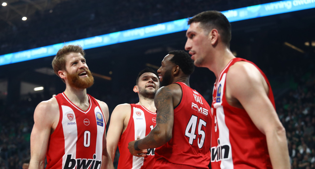 Οι παίκτες του Ολυμπιακού κατά την διάρκεια της αναμέτρησης με τον Παναθηναϊκό AKTOR / Πηγή: Eurokinissi