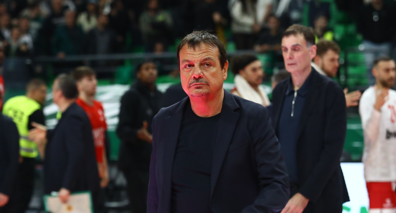 Ο Αταμάν τη στιγμή της αποχώρησης από τον αγωνιστικό χώρο μετά την ήττα από τον Ολυμπιακό / Πηγή: Eurokinissi