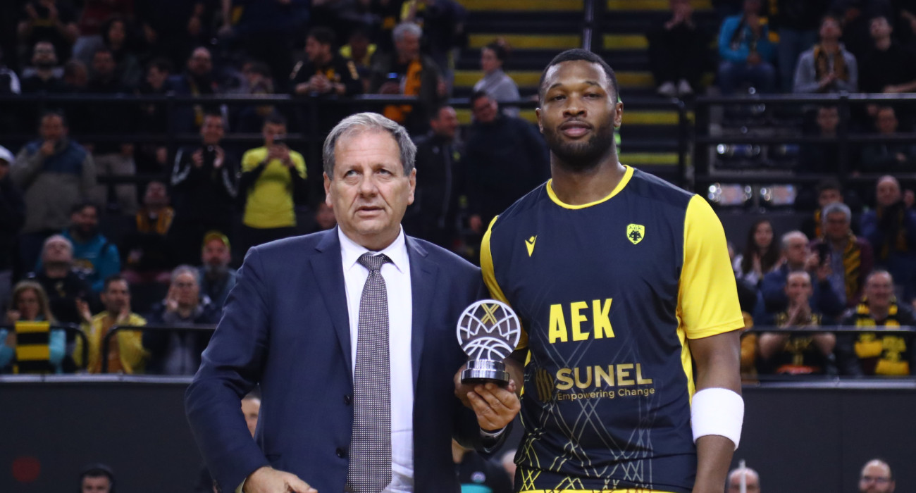 O Γκρέι με τον Μάκη Αγγελόπουλο τη στιγμή της βράβευσης / Πηγή: Eurokinissi