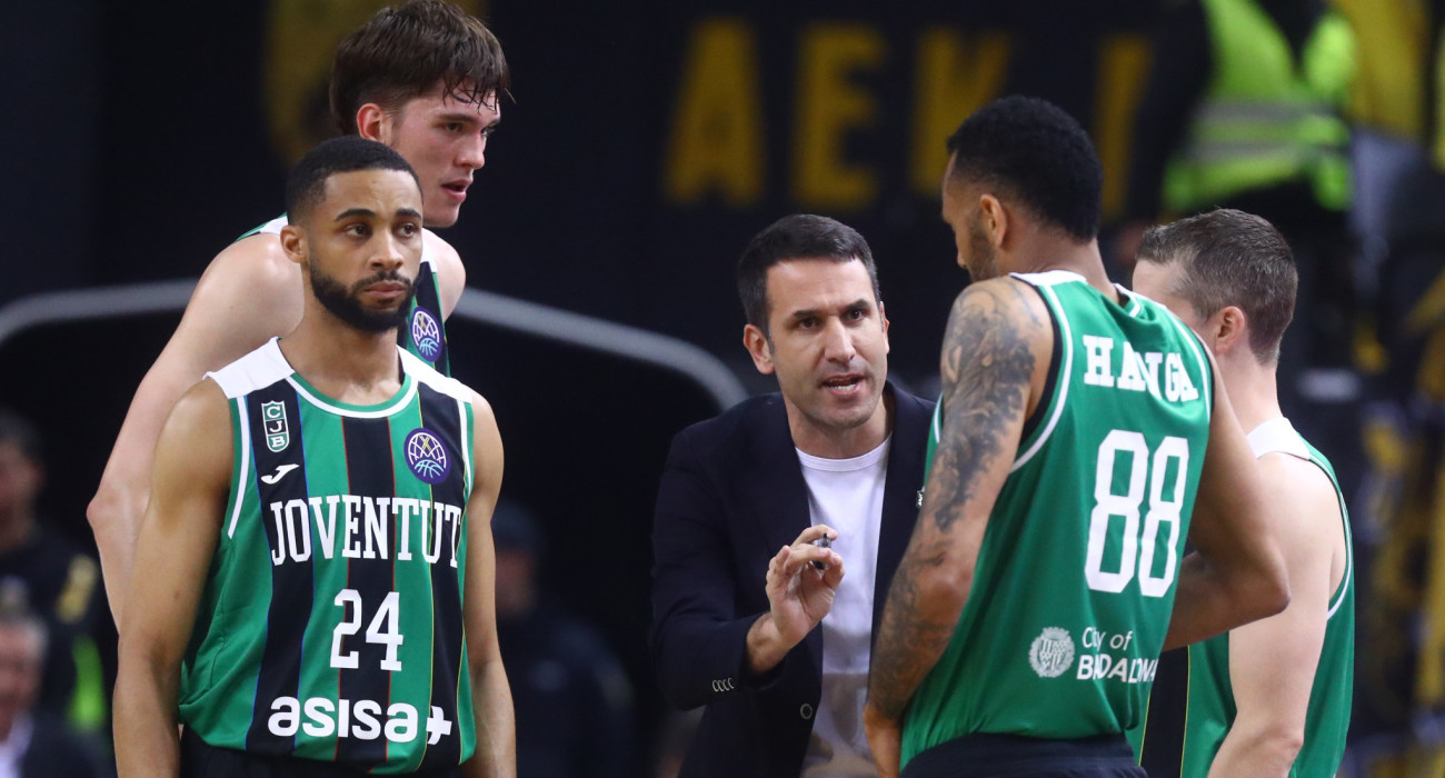 Ο κόουτς Ντάνι Μιρέτ και οι παίκτες του στη SUNEL Arena / Eurokinissi